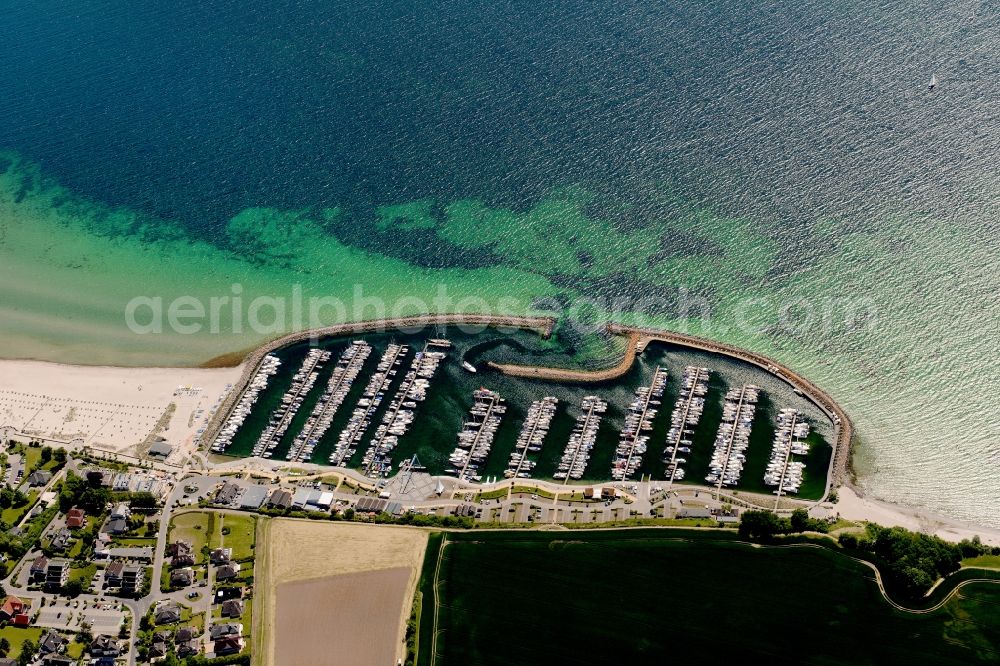 Aerial photograph Grömitz - Pleasure boat marina with docks and moorings on the shore area of North Sea in Groemitz in the state Schleswig-Holstein