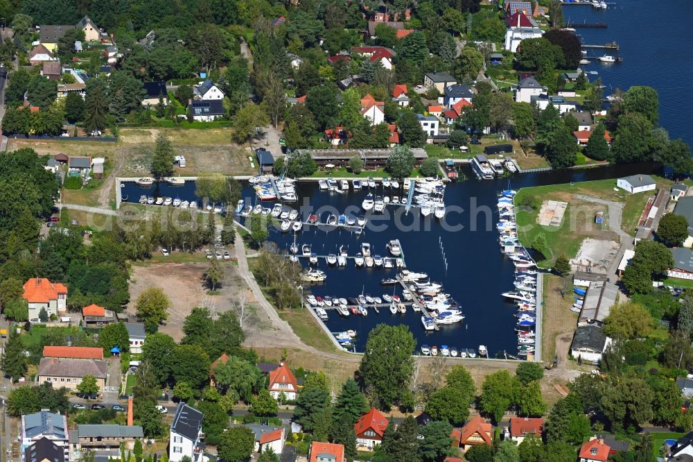 Aerial photograph Berlin - Pleasure boat marina with docks and moorings on the shore area on Dahme in the district Schmoeckwitz in Berlin, Germany