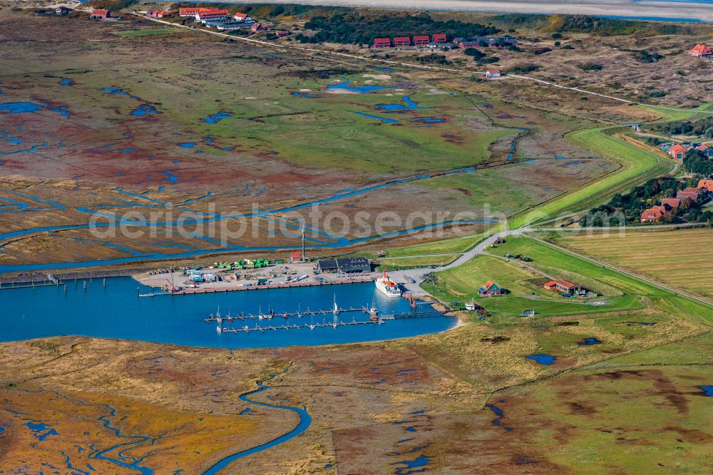 Aerial photograph Spiekeroog - Pleasure boat marina with docks and moorings on the shore area in Spiekeroog in the state Lower Saxony, Germany