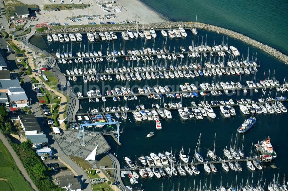 Aerial photograph Grömitz - Pleasure boat marina with docks and moorings on the shore area the Baltic Sea in Groemitz in the state Schleswig-Holstein, Germany