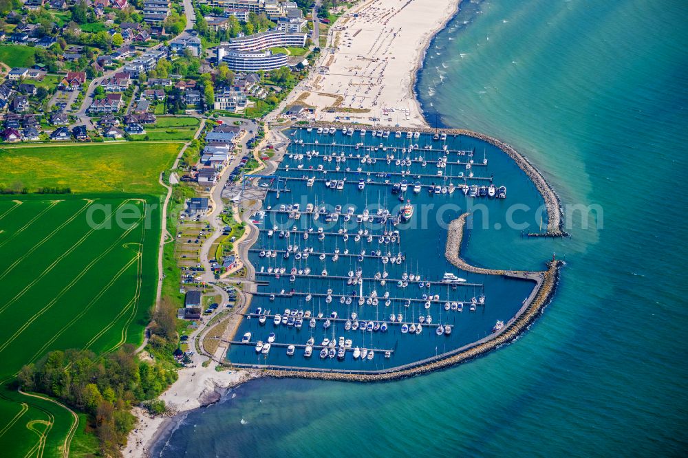 Aerial image Grömitz - Pleasure boat marina with docks and moorings on the shore area the Baltic Sea in Groemitz in the state Schleswig-Holstein, Germany