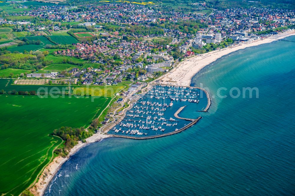 Aerial photograph Grömitz - Pleasure boat marina with docks and moorings on the shore area the Baltic Sea in Groemitz in the state Schleswig-Holstein, Germany