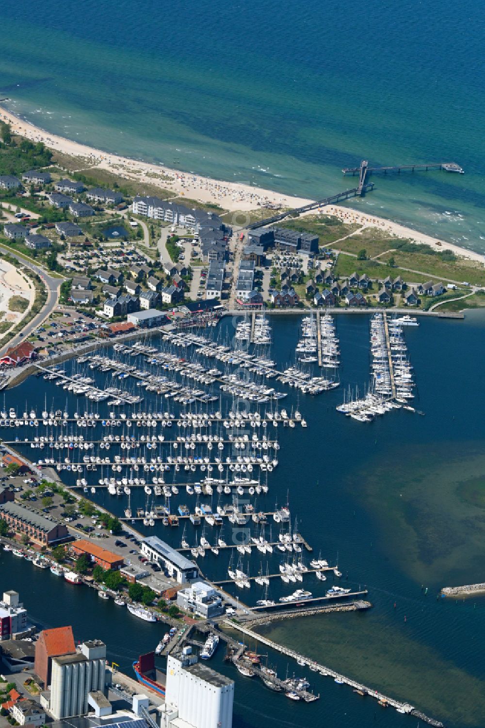 Aerial image Heiligenhafen - Pleasure boat marina with docks and moorings on the shore area of the Baltic Sea in Heiligenhafen in the state Schleswig-Holstein