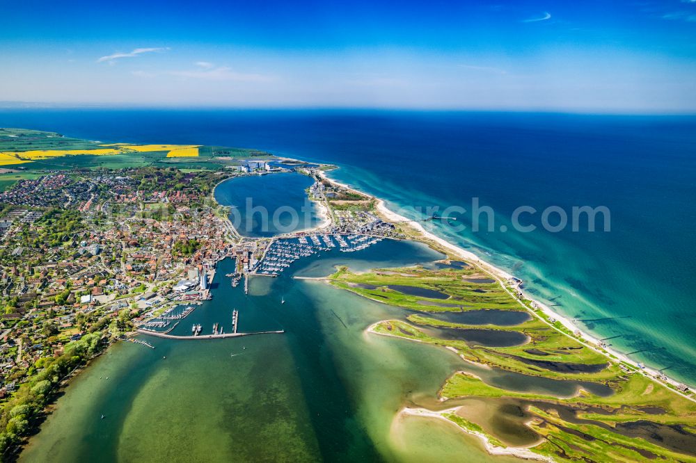 Aerial image Heiligenhafen - Pleasure boat marina with docks and moorings on the shore area of the Baltic Sea in Heiligenhafen in the state Schleswig-Holstein