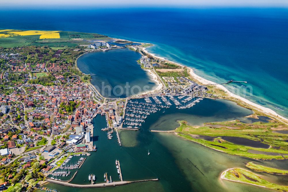 Aerial photograph Heiligenhafen - Pleasure boat marina with docks and moorings on the shore area of the Baltic Sea in Heiligenhafen in the state Schleswig-Holstein