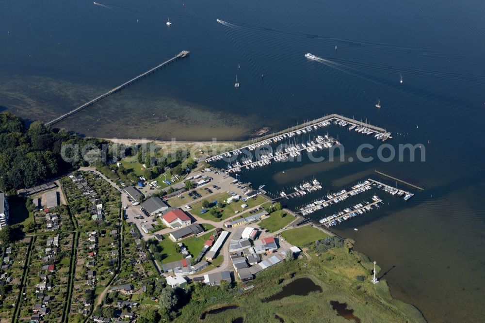 Aerial photograph Wismar - Pleasure boat marina with docks and moorings on the shore area the Baltic Sea in Wismar in the state Mecklenburg - Western Pomerania