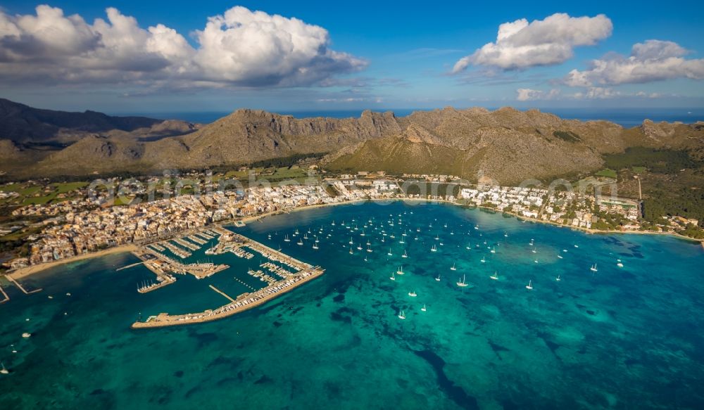 Aerial photograph Port de Pollenca - Pleasure boat marina with docks and moorings on the shore area in Port de Pollenca in Balearische Insel Mallorca, Spain