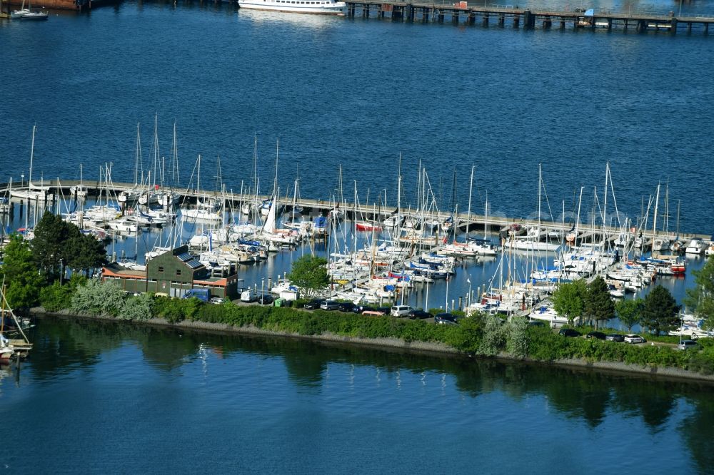 Kiel from above - Pleasure boat marina with docks and moorings on the shore area Prieser Strand in the district Pries - Friedrichsort in Kiel in the state Schleswig-Holstein, Germany