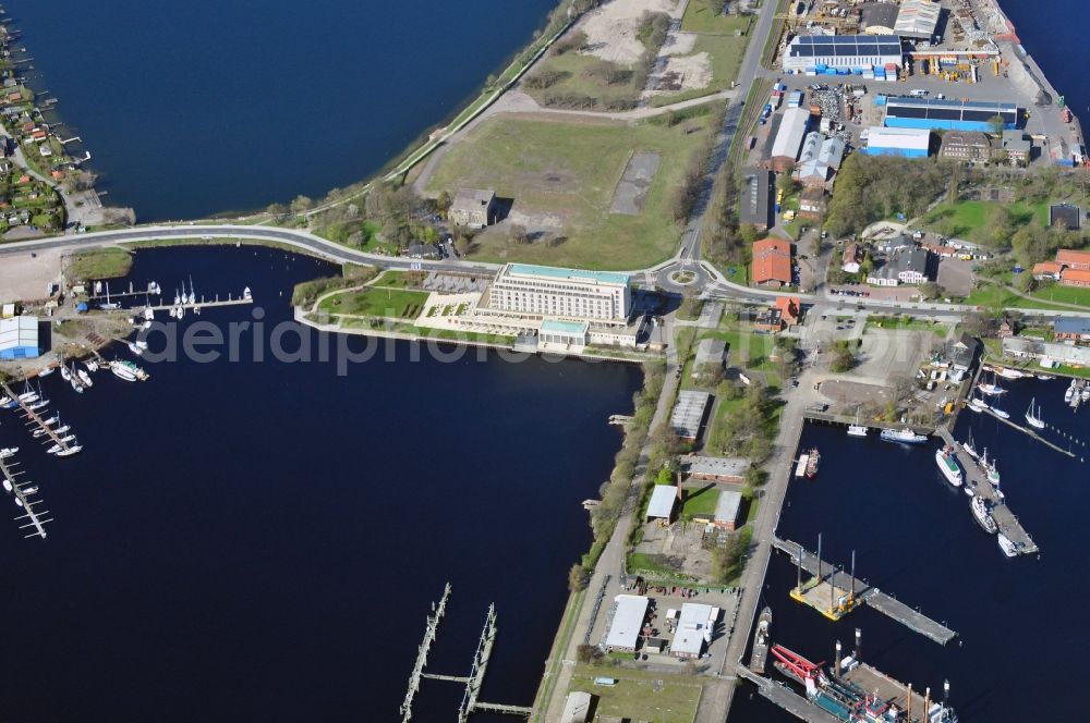 Aerial photograph Wilhelmshaven - Marina with recreational marine jetties and moorings on the shore area of the pumping station cultural center in Wilhelmshaven in Lower Saxony