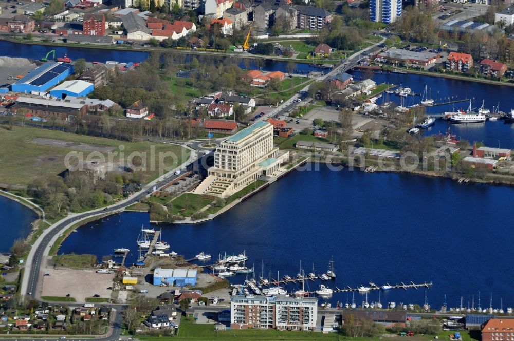 Wilhelmshaven from the bird's eye view: Marina with recreational marine jetties and moorings on the shore area of the pumping station cultural center in Wilhelmshaven in Lower Saxony