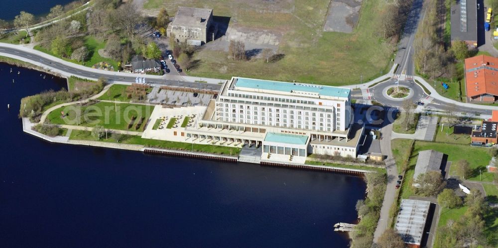 Aerial image Wilhelmshaven - Marina with recreational marine jetties and moorings on the shore area of the pumping station cultural center in Wilhelmshaven in Lower Saxony