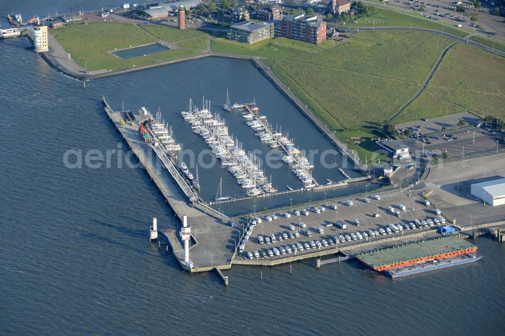 Aerial photograph Cuxhaven - Pleasure boat marina with docks and moorings on the shore area of Reederei Cassen Eils GmbH Bei der Alten Liebe in Cuxhaven in the state Lower Saxony