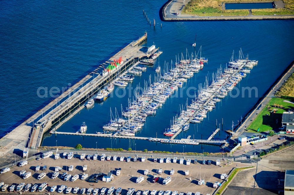 Aerial photograph Cuxhaven - Pleasure boat marina with docks and moorings on the shore area of Reederei Cassen Eils GmbH Bei der Alten Liebe in Cuxhaven in the state Lower Saxony