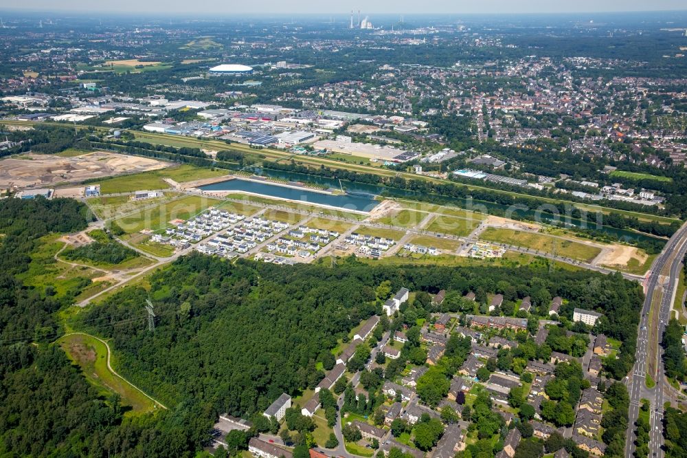 Aerial photograph Gelsenkirchen - Pleasure boat marina with docks and moorings on the shore area des Rhein-Herne-Kanal on the grounds of the former Graf Bismarck colliery in Gelsenkirchen in the state North Rhine-Westphalia