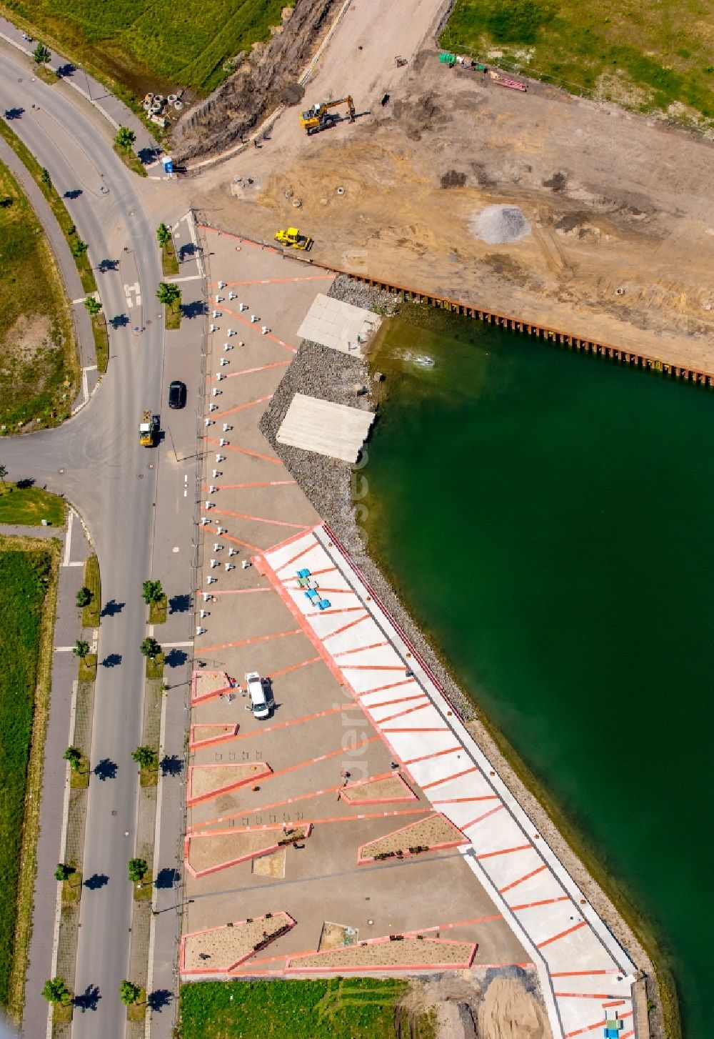 Aerial image Gelsenkirchen - Pleasure boat marina with docks and moorings on the shore area des Rhein-Herne-Kanal on the grounds of the former Graf Bismarck colliery in Gelsenkirchen in the state North Rhine-Westphalia