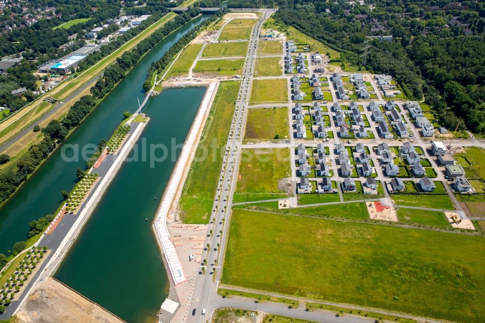 Aerial photograph Gelsenkirchen - Pleasure boat marina with docks and moorings on the shore area des Rhein-Herne-Kanal on the grounds of the former Graf Bismarck colliery in Gelsenkirchen in the state North Rhine-Westphalia