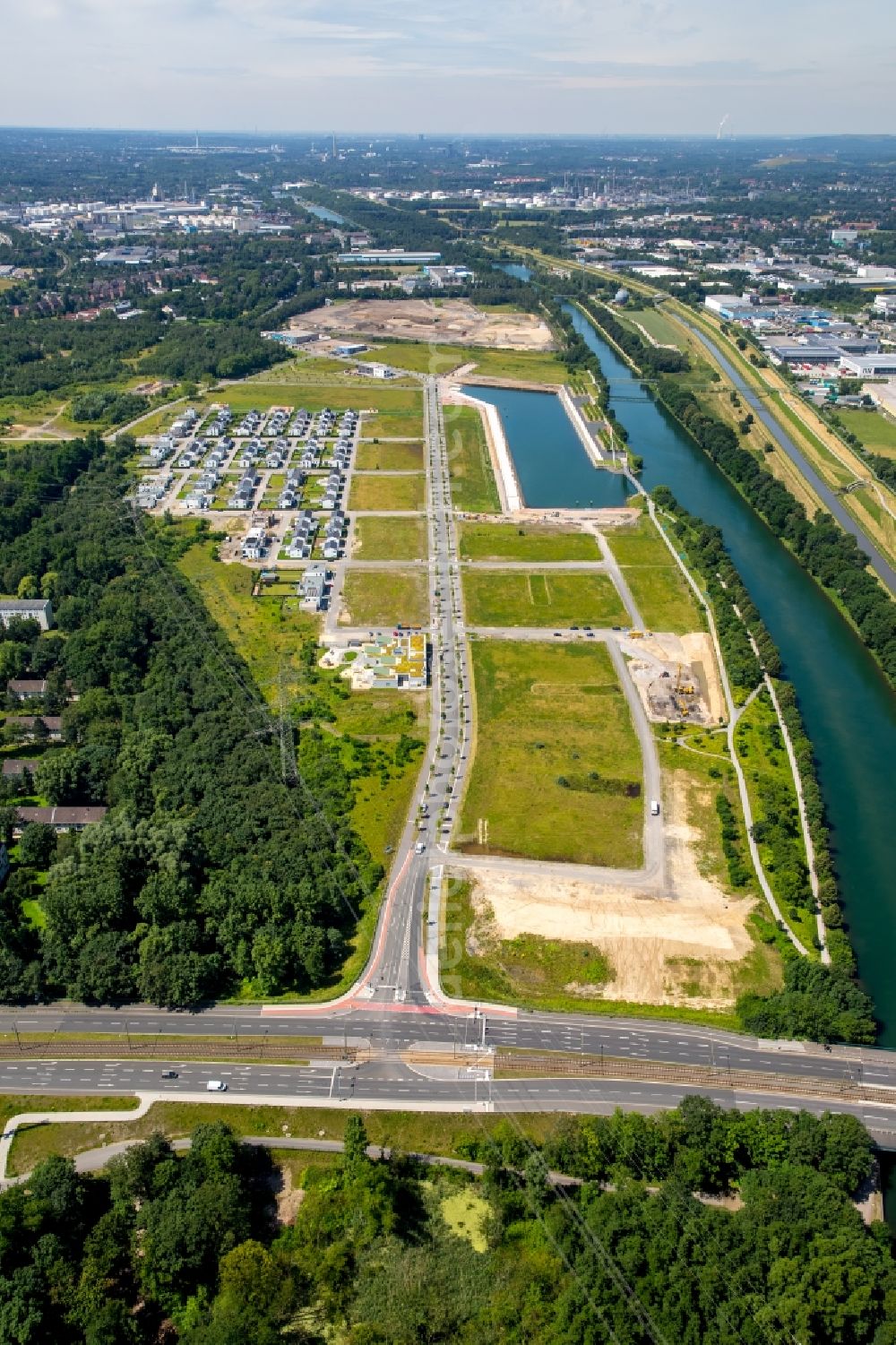 Aerial photograph Gelsenkirchen - Pleasure boat marina with docks and moorings on the shore area des Rhein-Herne-Kanal on the grounds of the former Graf Bismarck colliery in Gelsenkirchen in the state North Rhine-Westphalia