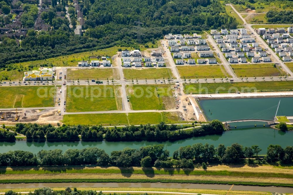 Aerial image Gelsenkirchen - Pleasure boat marina with docks and moorings on the shore area des Rhein-Herne-Kanal on the grounds of the former Graf Bismarck colliery in Gelsenkirchen in the state North Rhine-Westphalia