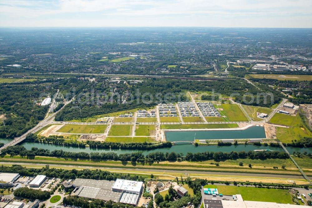 Aerial photograph Gelsenkirchen - Pleasure boat marina with docks and moorings on the shore area des Rhein-Herne-Kanal on the grounds of the former Graf Bismarck colliery in Gelsenkirchen in the state North Rhine-Westphalia