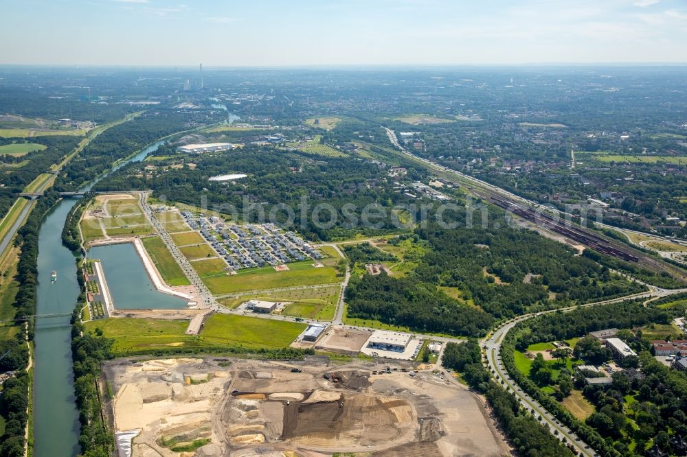 Aerial photograph Gelsenkirchen - Pleasure boat marina with docks and moorings on the shore area des Rhein-Herne-Kanal on the grounds of the former Graf Bismarck colliery in Gelsenkirchen in the state North Rhine-Westphalia