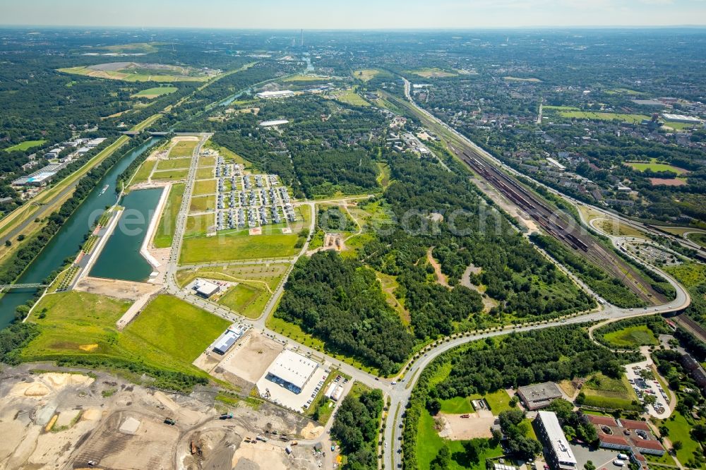 Aerial photograph Gelsenkirchen - Pleasure boat marina with docks and moorings on the shore area des Rhein-Herne-Kanal on the grounds of the former Graf Bismarck colliery in Gelsenkirchen in the state North Rhine-Westphalia