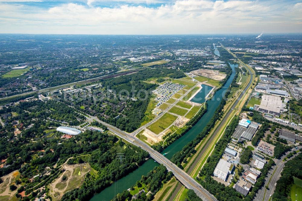 Aerial photograph Gelsenkirchen - Pleasure boat marina with docks and moorings on the shore area des Rhein-Herne-Kanal on the grounds of the former Graf Bismarck colliery in Gelsenkirchen in the state North Rhine-Westphalia