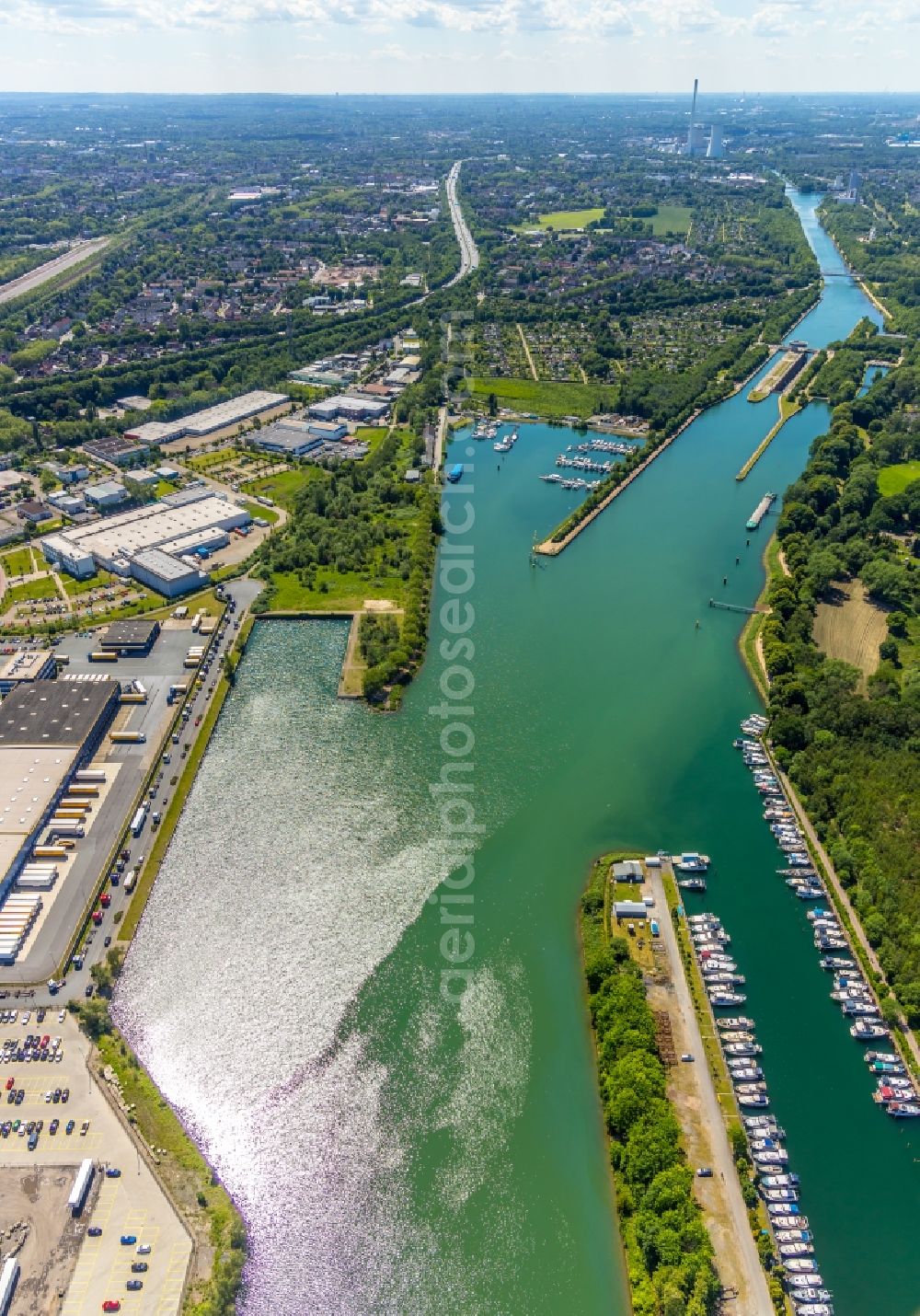 Aerial photograph Herne - Pleasure boat marina with docks and moorings on the shore area of Rhein-Herne-Kanal in Herne in the state North Rhine-Westphalia, Germany