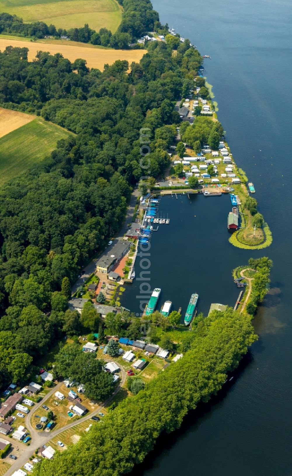 Essen from the bird's eye view: Pleasure boat marina with docks and moorings on the shore area the Ruhr in the district Fischlaken in Essen in the state North Rhine-Westphalia, Germany