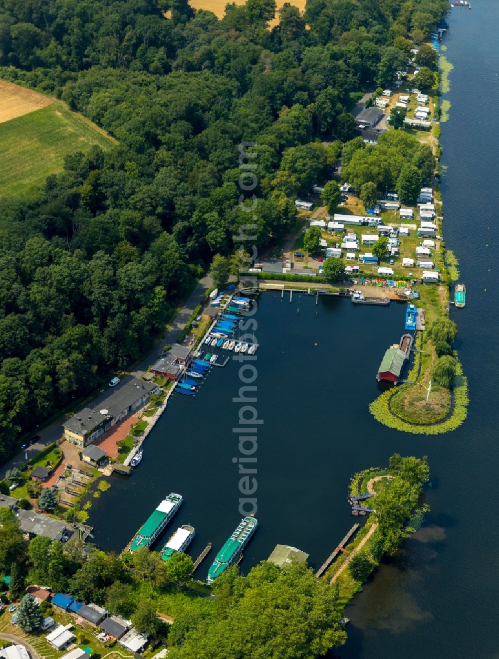 Aerial image Essen - Pleasure boat marina with docks and moorings on the shore area the Ruhr in the district Fischlaken in Essen in the state North Rhine-Westphalia, Germany