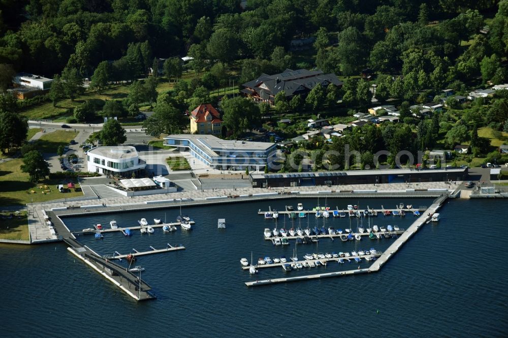 Senftenberg from above - Pleasure boat marina with docks and moorings on the shore area of Stadthafen Senftenberg on Steindamm in Senftenberg in the state Brandenburg, Germany