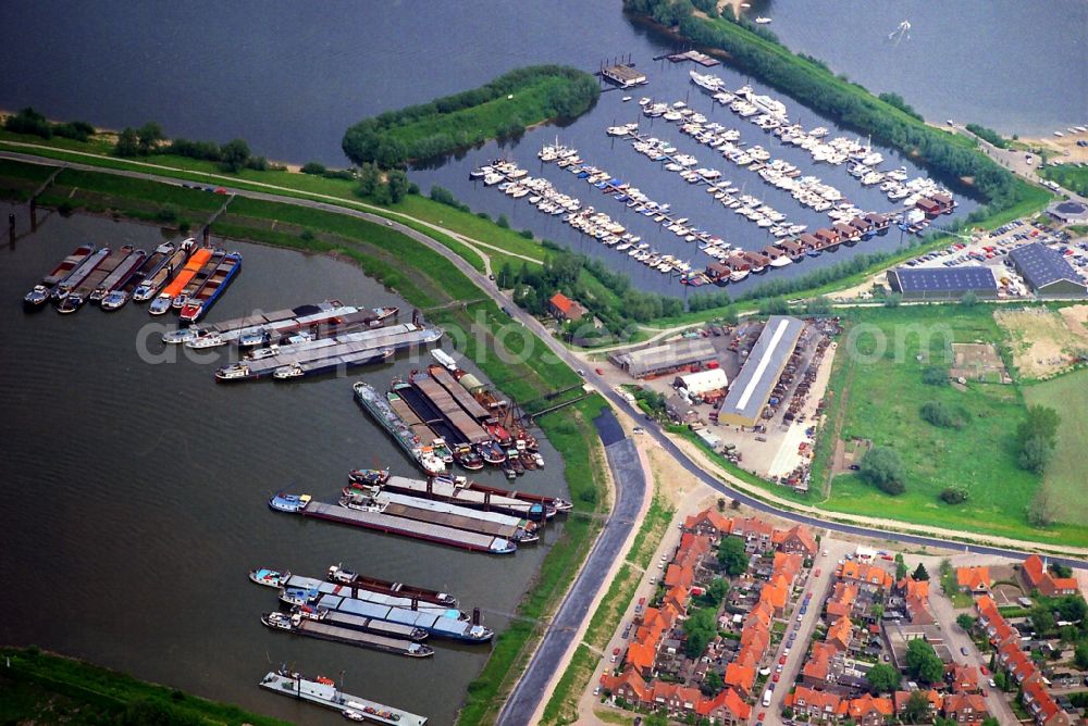 Aerial photograph Tolkamer - Pleasure boat marina with docks and moorings on the shore area in Tolkamer in Niederlande