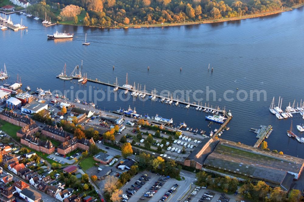 Aerial image Travemünde - Pleasure boat marina with docks and moorings on the shore area of Trave in Travemuende in the state Schleswig-Holstein, Germany