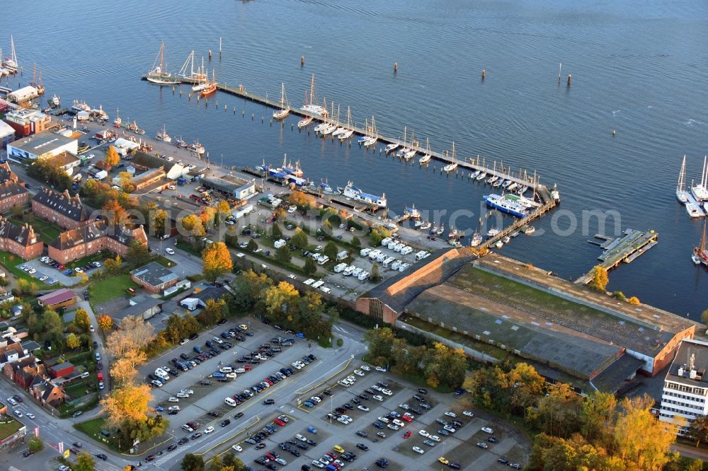 Aerial photograph Travemünde - Pleasure boat marina with docks and moorings on the shore area of Trave in Travemuende in the state Schleswig-Holstein, Germany