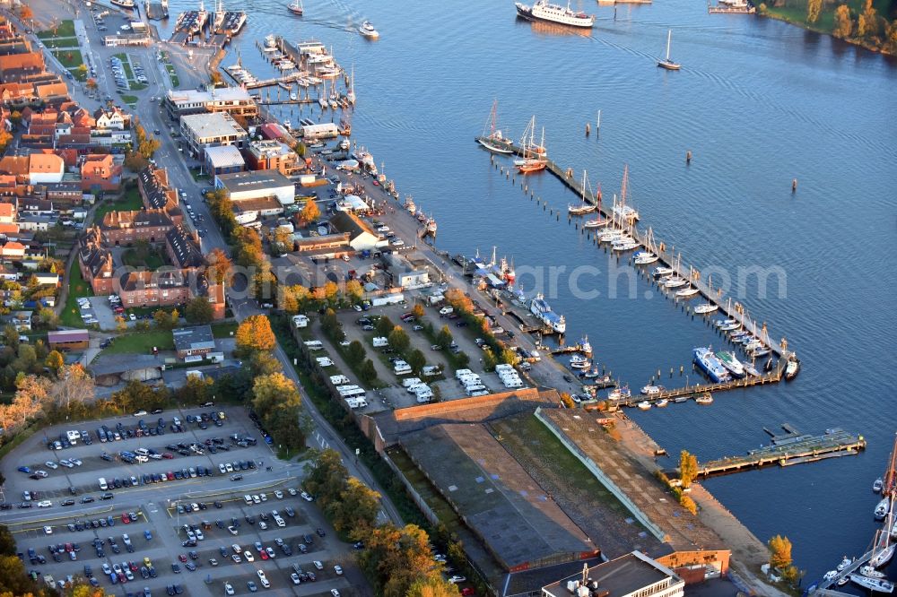 Travemünde from the bird's eye view: Pleasure boat marina with docks and moorings on the shore area of Trave in Travemuende in the state Schleswig-Holstein, Germany