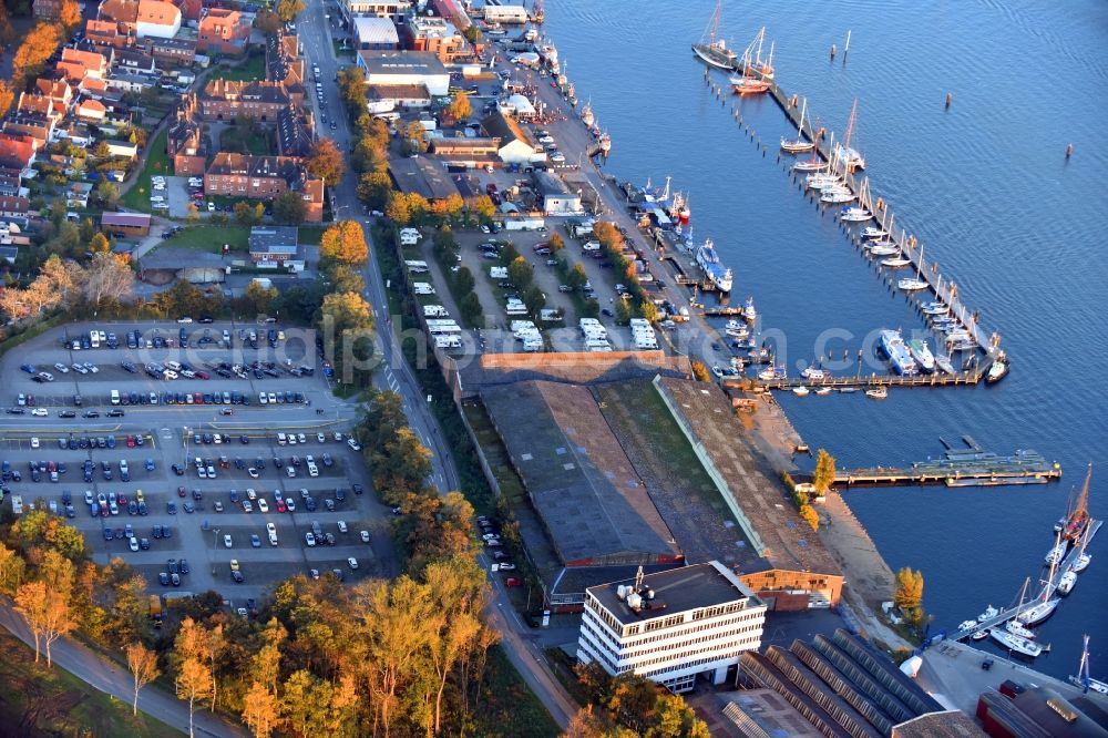 Aerial image Travemünde - Pleasure boat marina with docks and moorings on the shore area of Trave in Travemuende in the state Schleswig-Holstein, Germany