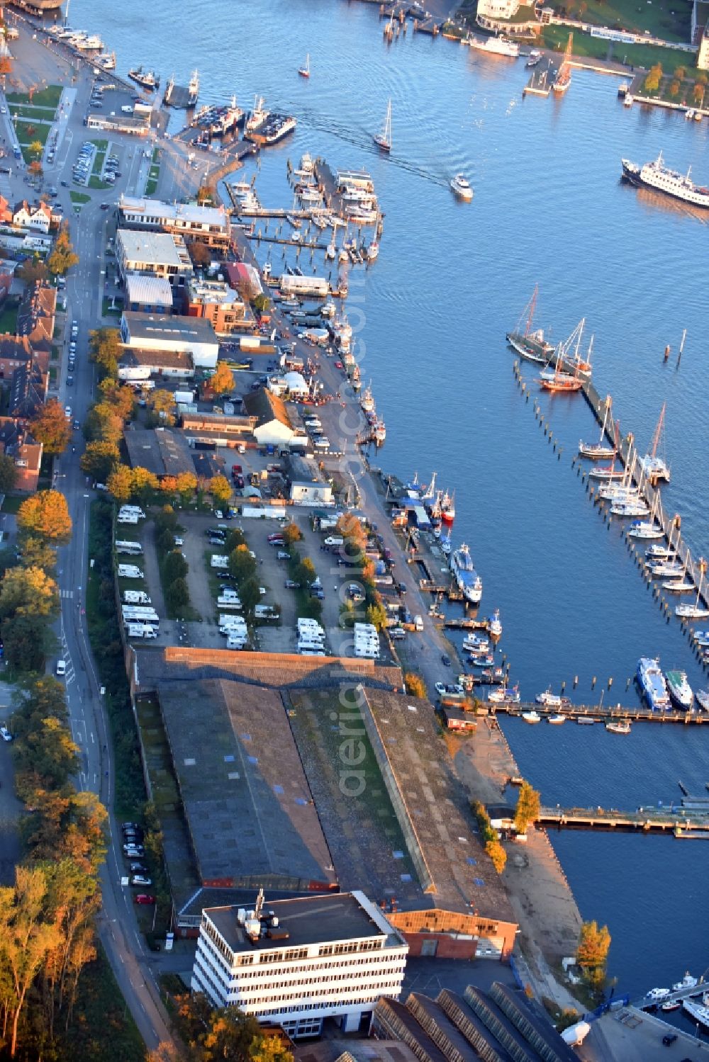 Aerial photograph Travemünde - Pleasure boat marina with docks and moorings on the shore area of Trave in Travemuende in the state Schleswig-Holstein, Germany