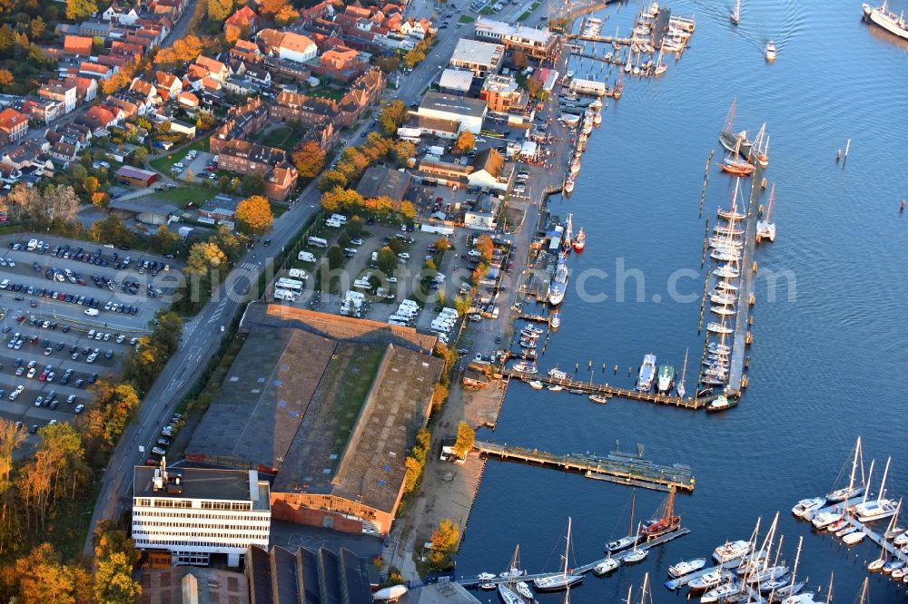 Aerial photograph Travemünde - Pleasure boat marina with docks and moorings on the shore area of Trave in Travemuende in the state Schleswig-Holstein, Germany