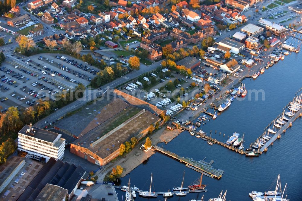 Travemünde from the bird's eye view: Pleasure boat marina with docks and moorings on the shore area of Trave in Travemuende in the state Schleswig-Holstein, Germany