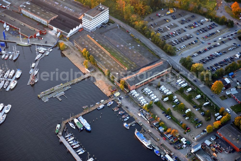 Aerial photograph Travemünde - Pleasure boat marina with docks and moorings on the shore area of Trave in Travemuende in the state Schleswig-Holstein, Germany