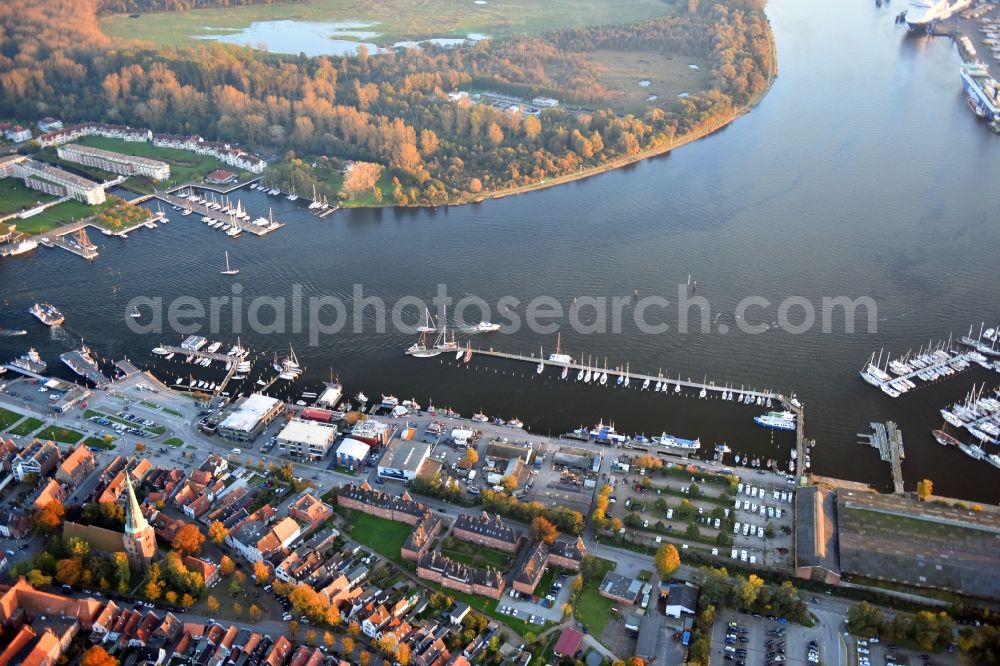 Aerial image Travemünde - Pleasure boat marina with docks and moorings on the shore area of Trave in Travemuende in the state Schleswig-Holstein, Germany