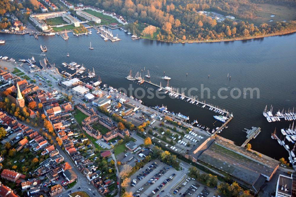 Aerial photograph Travemünde - Pleasure boat marina with docks and moorings on the shore area of Trave in Travemuende in the state Schleswig-Holstein, Germany