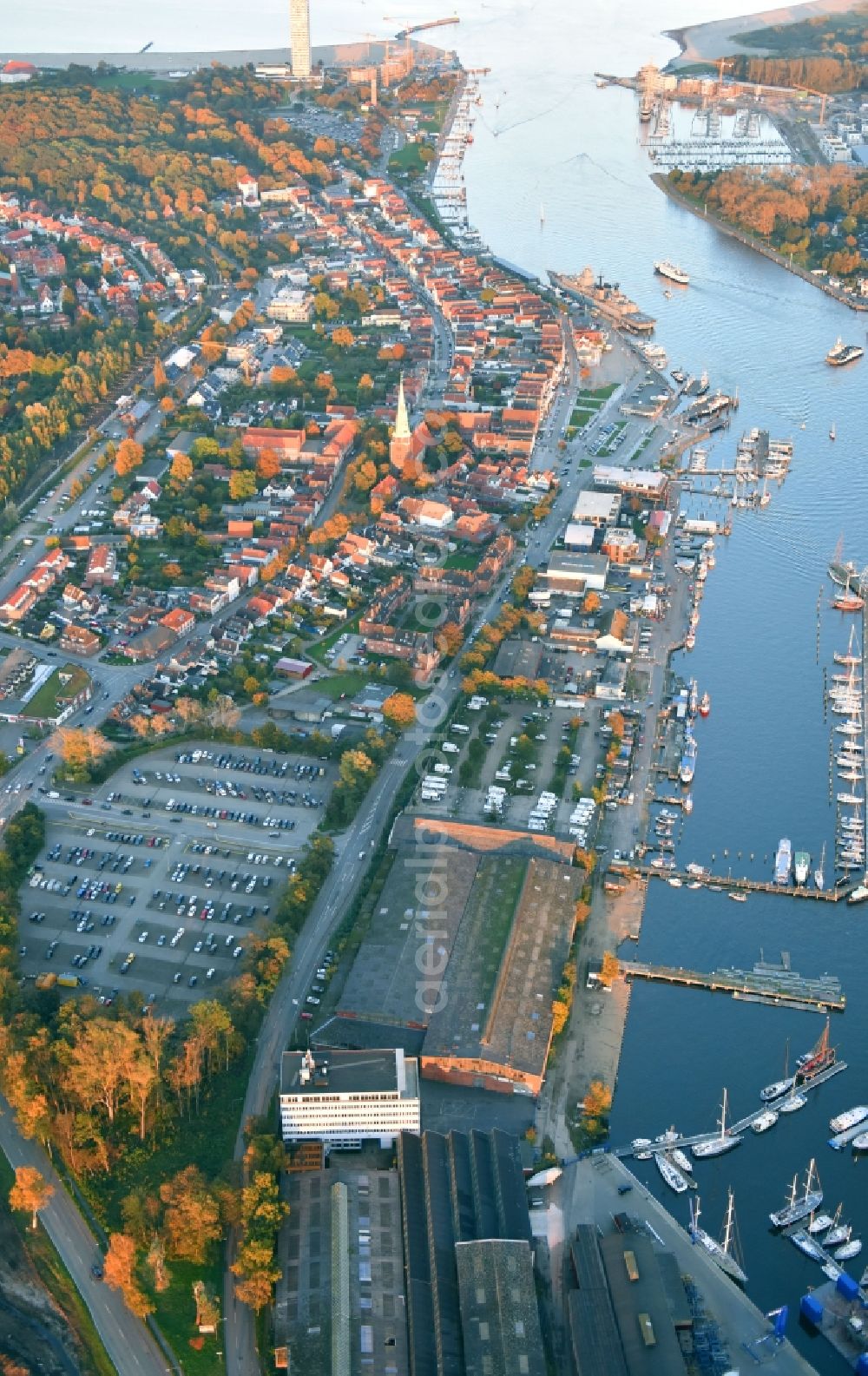 Aerial image Travemünde - Pleasure boat marina with docks and moorings on the shore area of Trave in Travemuende in the state Schleswig-Holstein, Germany