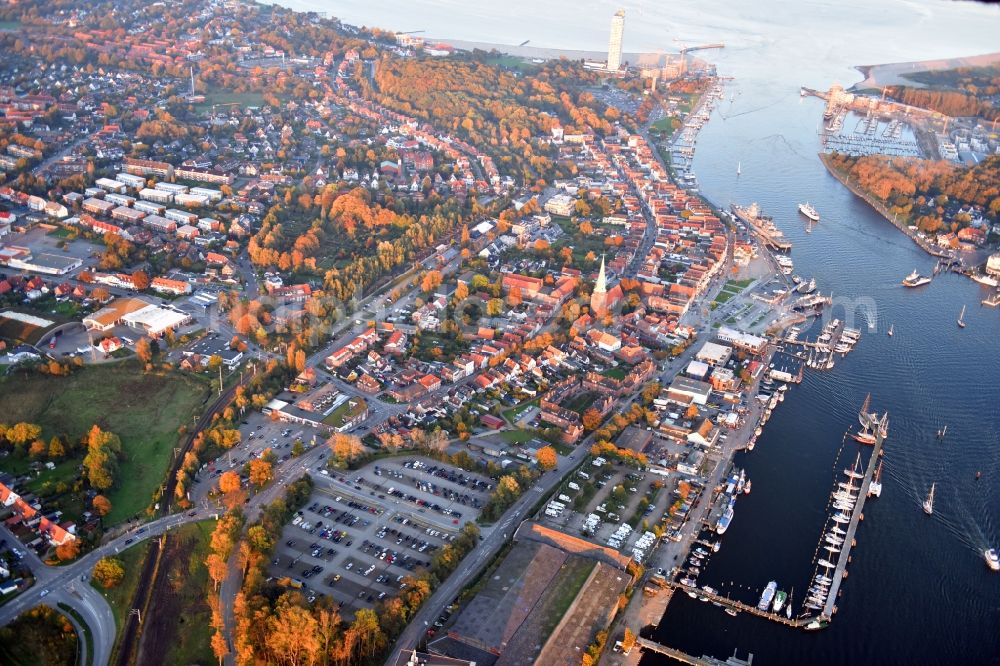 Aerial photograph Travemünde - Pleasure boat marina with docks and moorings on the shore area of Trave in Travemuende in the state Schleswig-Holstein, Germany