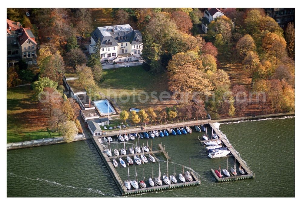 Aerial image Berlin - Pleasure boat marina with docks and moorings on the shore area of Wannsee in the district Wannsee in Berlin, Germany