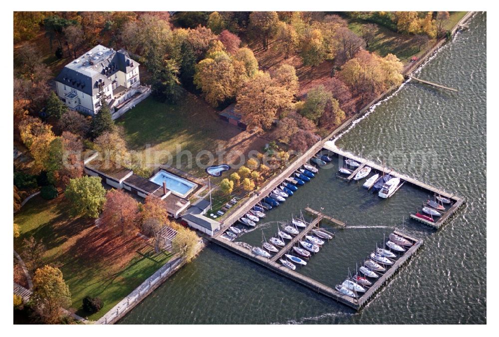 Berlin from the bird's eye view: Pleasure boat marina with docks and moorings on the shore area of Wannsee in the district Wannsee in Berlin, Germany