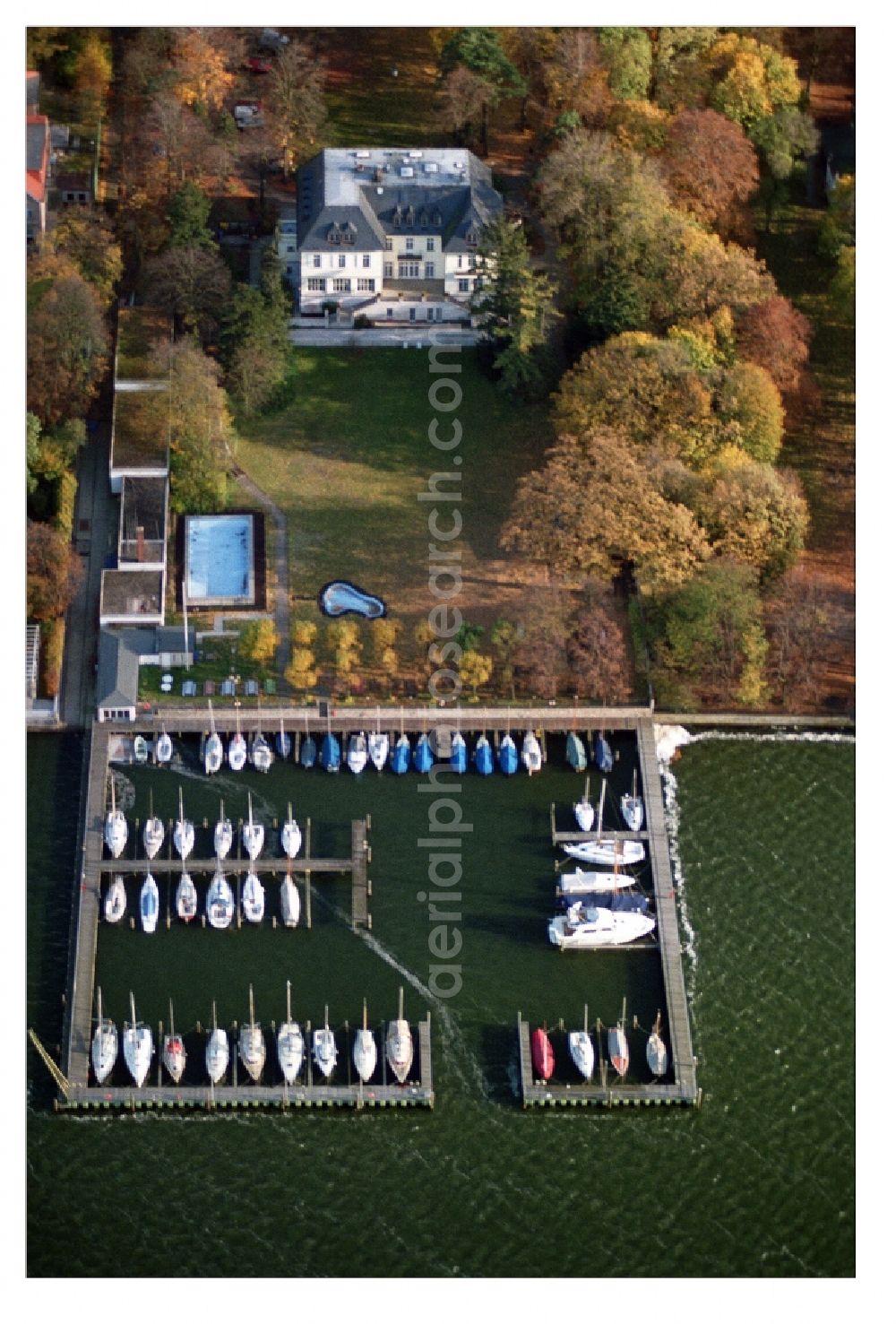 Aerial photograph Berlin - Pleasure boat marina with docks and moorings on the shore area of Wannsee in the district Wannsee in Berlin, Germany