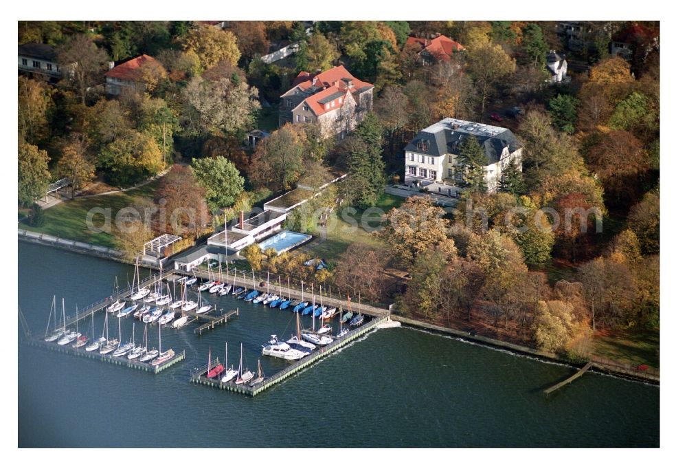 Aerial photograph Berlin - Pleasure boat marina with docks and moorings on the shore area of Wannsee in the district Wannsee in Berlin, Germany