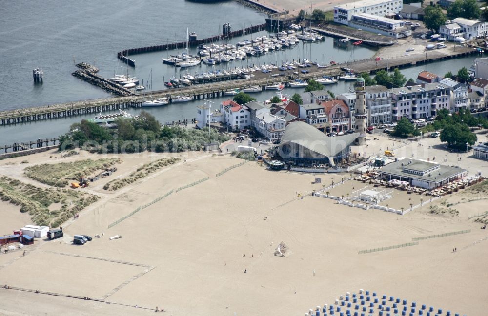 Aerial photograph Rostock - Pleasure boat marina with docks and moorings on the shore area Warnemuende in Rostock in the state Mecklenburg - Western Pomerania, Germany