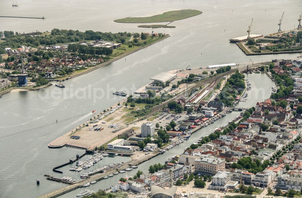 Rostock from the bird's eye view: Pleasure boat marina with docks and moorings on the shore area Warnemuende in Rostock in the state Mecklenburg - Western Pomerania, Germany