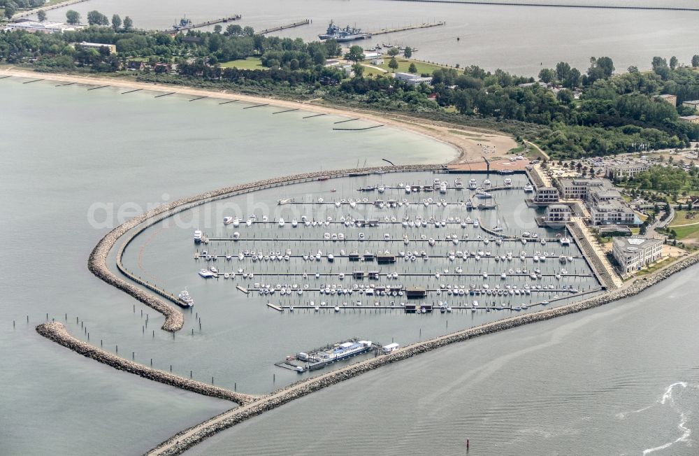 Rostock from the bird's eye view: Pleasure boat marina with docks and moorings on the shore area Warnemuende in Rostock in the state Mecklenburg - Western Pomerania, Germany